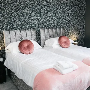 https://spacious-characterful-6-bed-house-for-12-in-york.yorkshirehotels.net