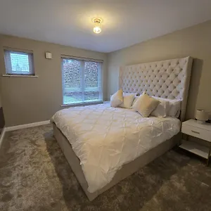 New 2 Bedroom In - Stretford - Old Trafford Close To Football-cricket Ground & Centre Apartment