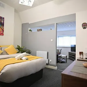 Spacious Studio Near Christie Hospital Apartment