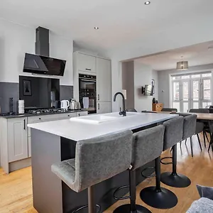 https://3-bed-flat-in-vibrant-sheffield-location.yorkshirehotels.net